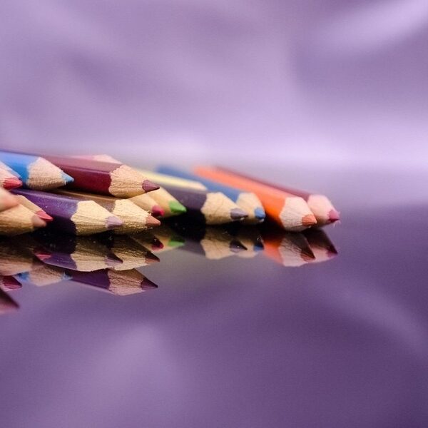 crayons de couleur sur fond violet La palette enchantée by Lilimarzipan